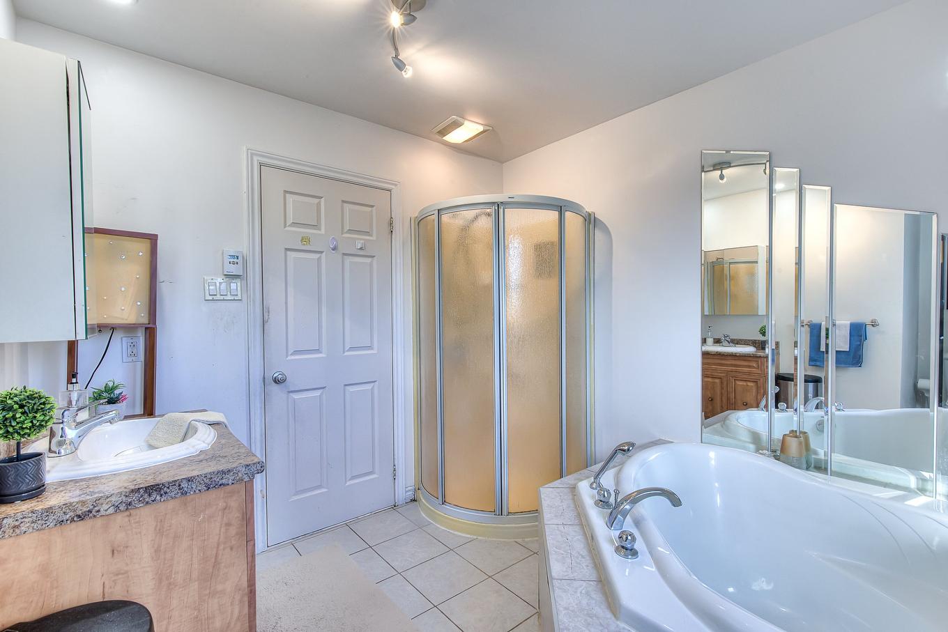 Bathroom - 4695 18E Rue, Laval (Laval-Ouest), QC - Indoor Photo Showing Bathroom