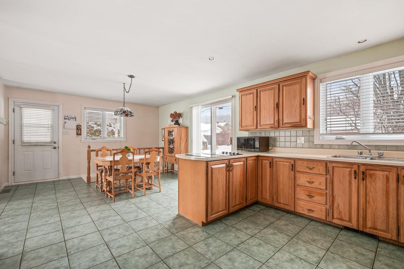 Vue d'ensemble - 1470 Rue De Sedan, Québec (Charlesbourg), QC - Indoor Photo Showing Kitchen With Double Sink
