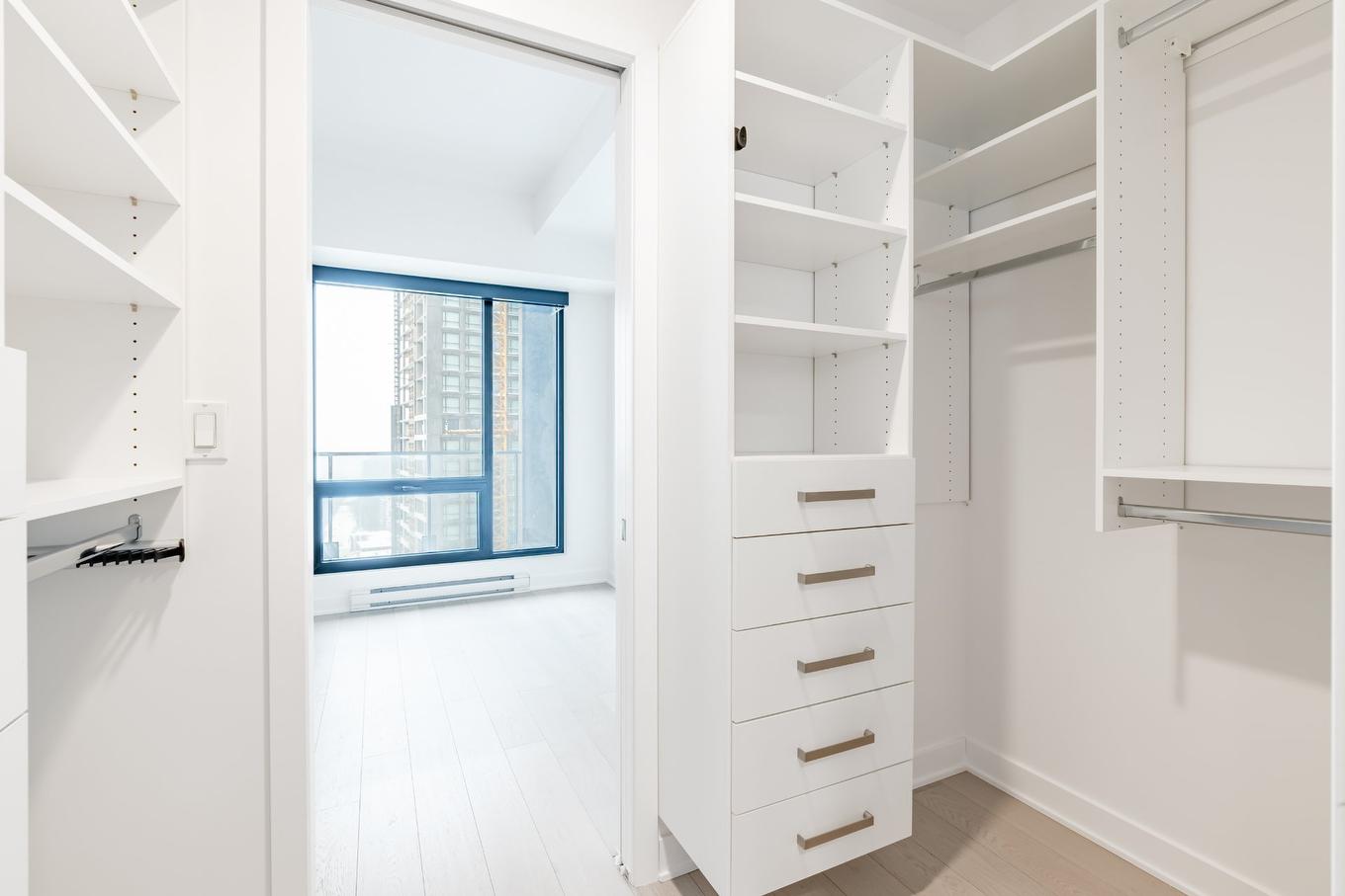 Walk-in closet - 2811-1288 Av. Des Canadiens-De-Montréal, Montréal (Ville-Marie), QC - Indoor With Storage