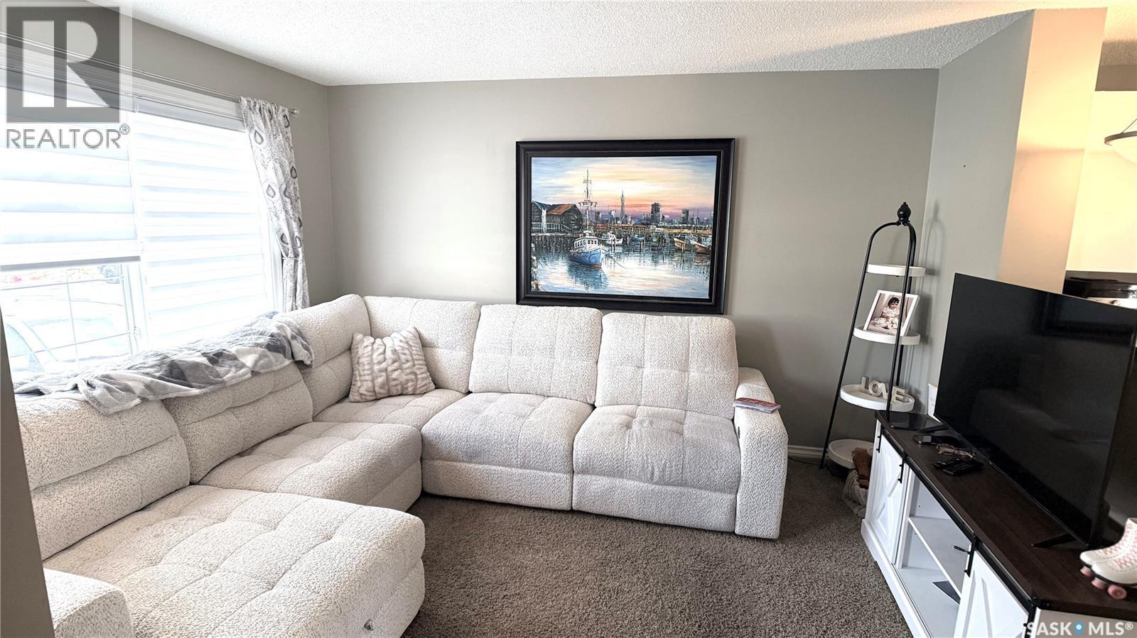 2 1621 First Street, Estevan, SK - Indoor Photo Showing Living Room