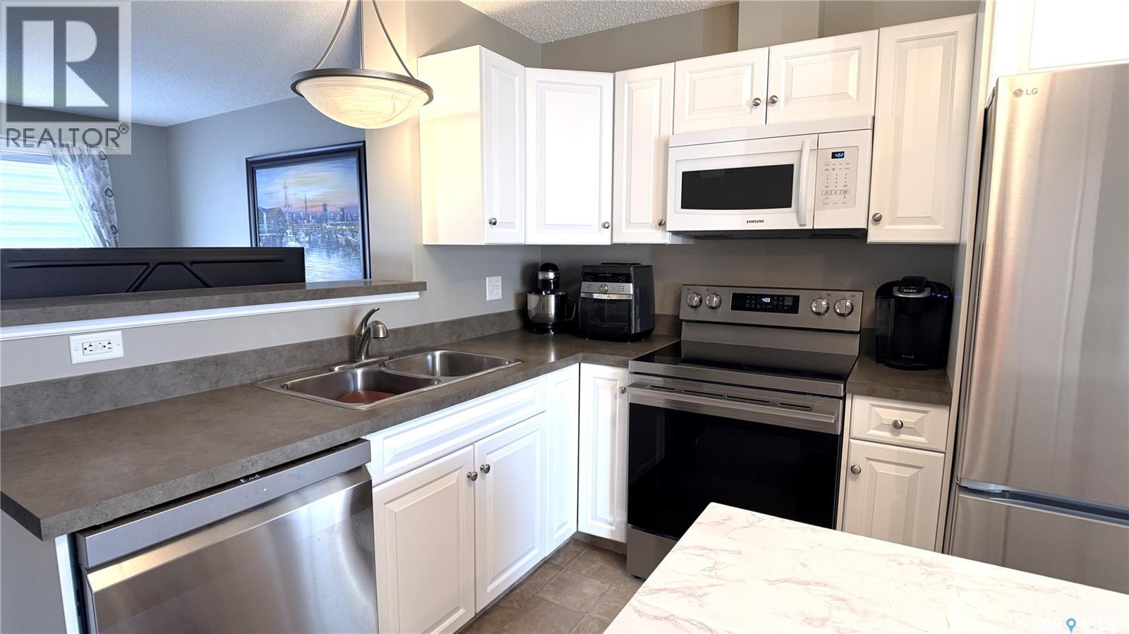 2 1621 First Street, Estevan, SK - Indoor Photo Showing Kitchen With Double Sink