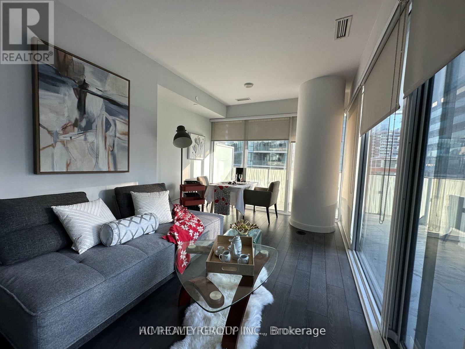 904 - 42 Charles Street E, Toronto, ON - Indoor Photo Showing Living Room