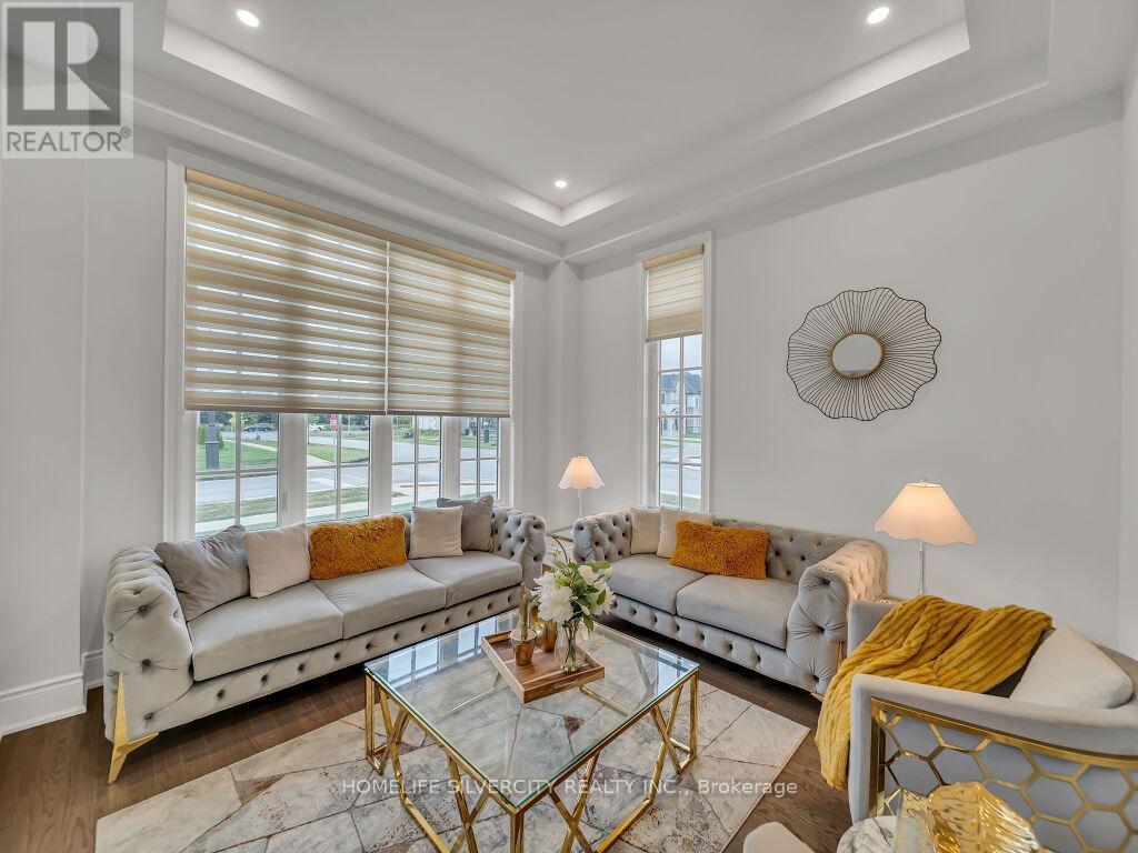 2 Endless Circle, Vaughan, ON - Indoor Photo Showing Living Room