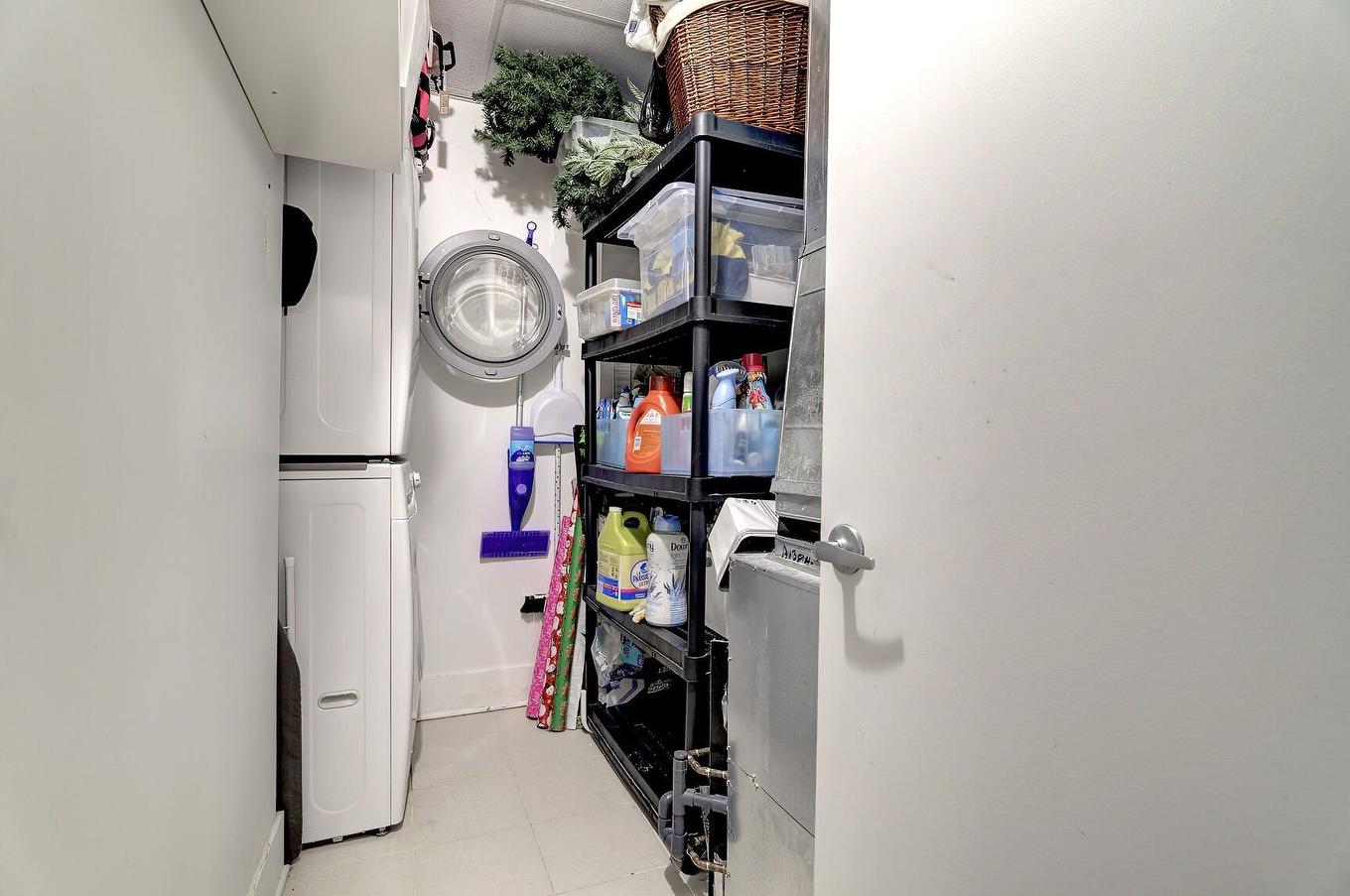 Salle de lavage - 312-370 Rue St-André, Montréal (Ville-Marie), QC - Indoor