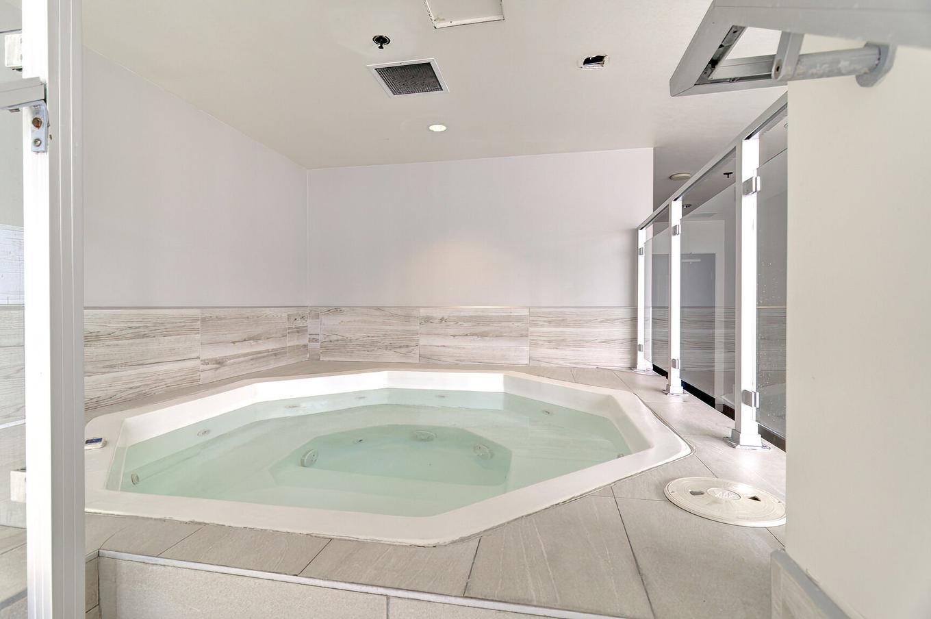 Piscine - 312-370 Rue St-André, Montréal (Ville-Marie), QC - Indoor Photo Showing Other Room With In Ground Pool