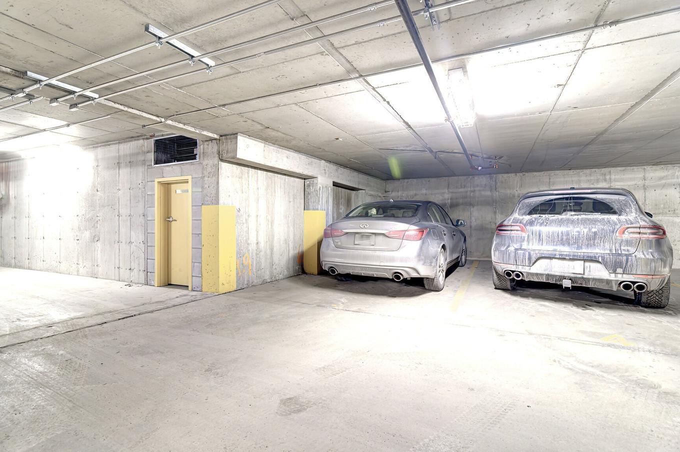 Garage - 312-370 Rue St-André, Montréal (Ville-Marie), QC - Indoor Photo Showing Garage