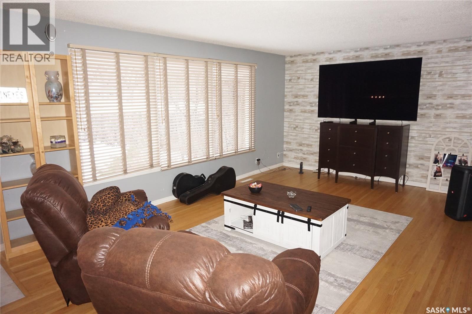 4452 Acadia Drive, Regina, SK - Indoor Photo Showing Living Room