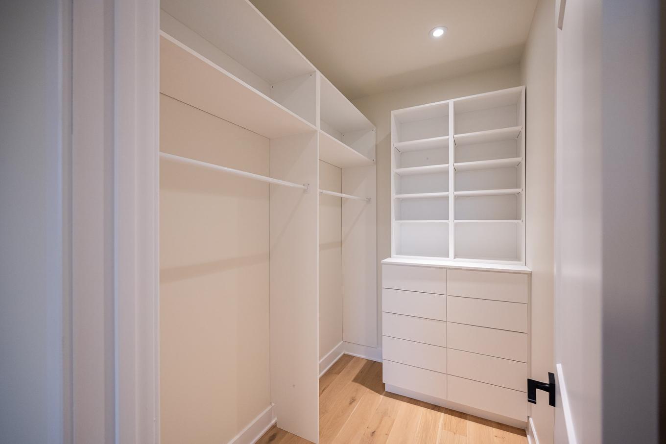 Penderie (Walk-in) - 8130 Rue St-Denis, Montréal (Villeray/Saint-Michel/Parc-Extension), QC - Indoor With Storage