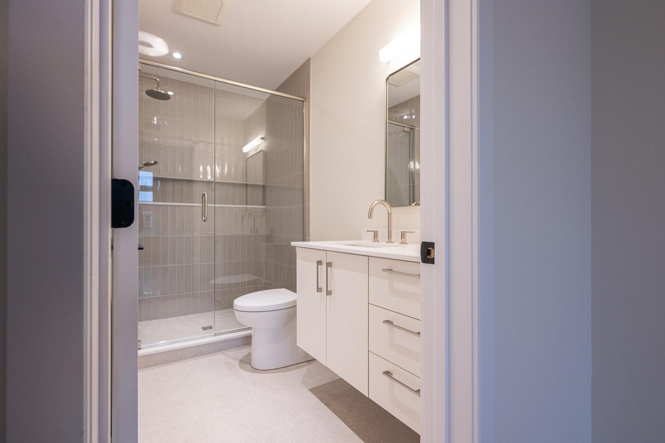 Salle de bains attenante à la CCP - 8130 Rue St-Denis, Montréal (Villeray/Saint-Michel/Parc-Extension), QC - Indoor Photo Showing Bathroom