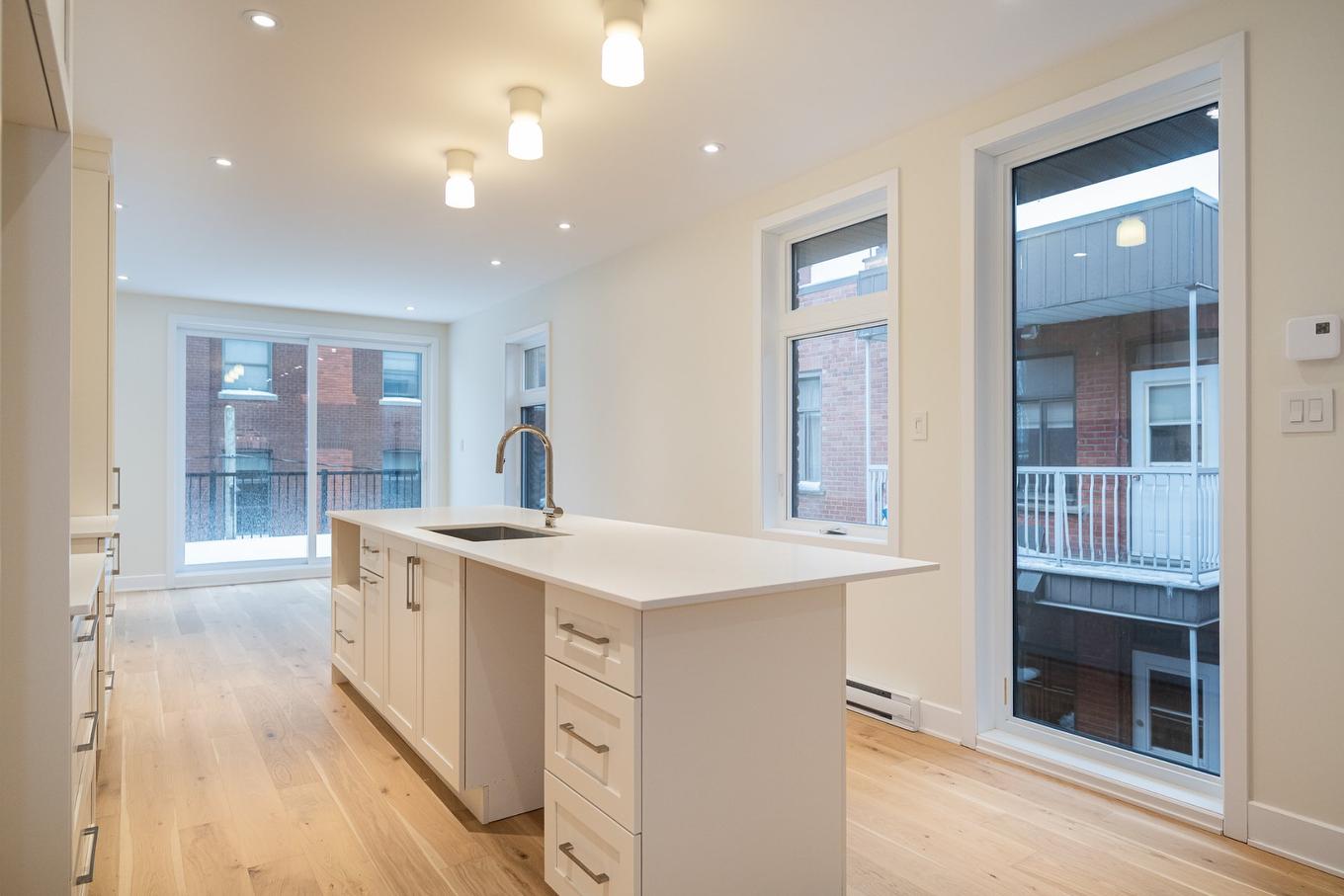 Cuisine - 8130 Rue St-Denis, Montréal (Villeray/Saint-Michel/Parc-Extension), QC - Indoor Photo Showing Kitchen