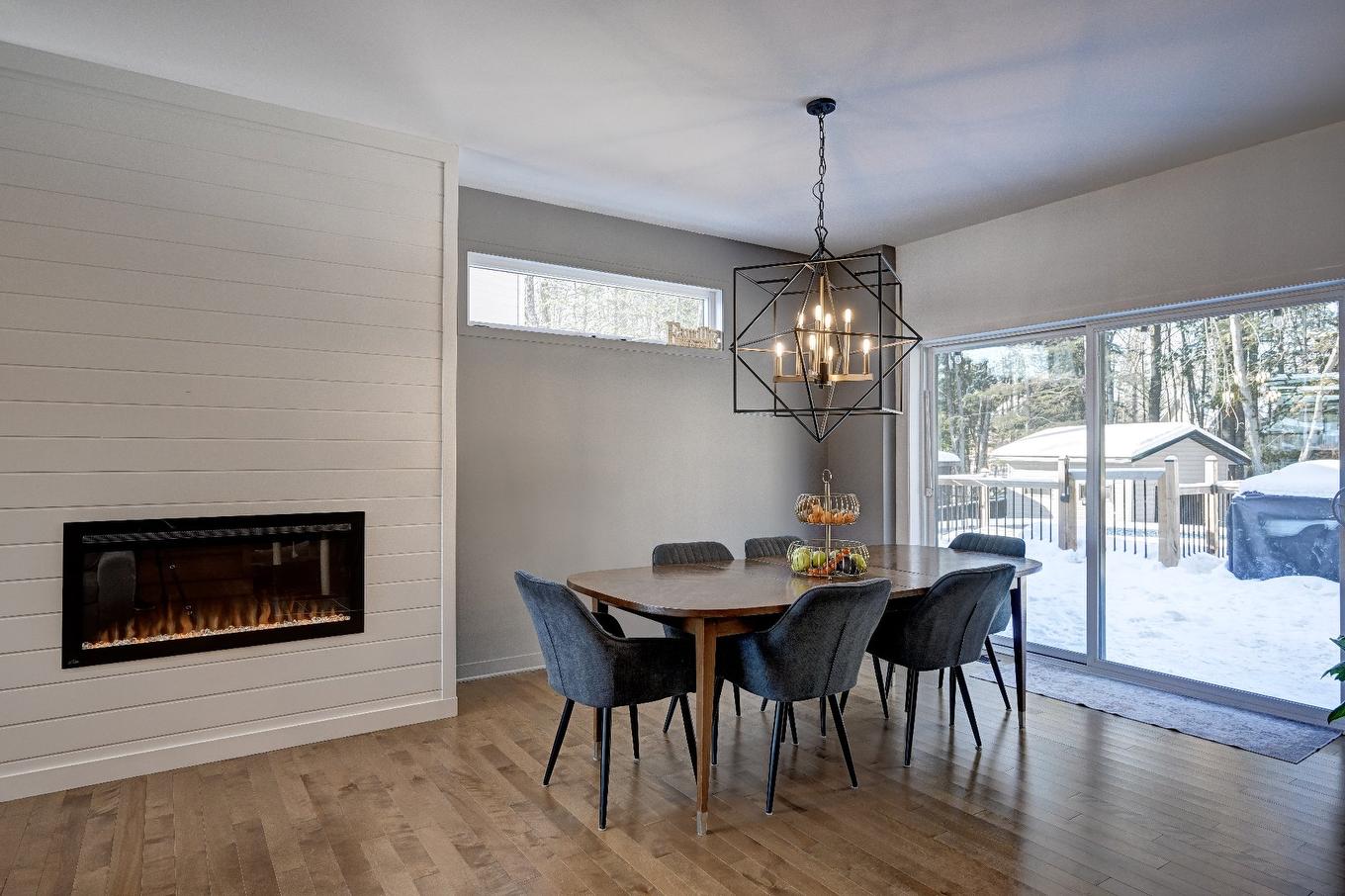 Salle à manger - 1670 Rue Barott, Mascouche, QC - Indoor Photo Showing Dining Room With Fireplace
