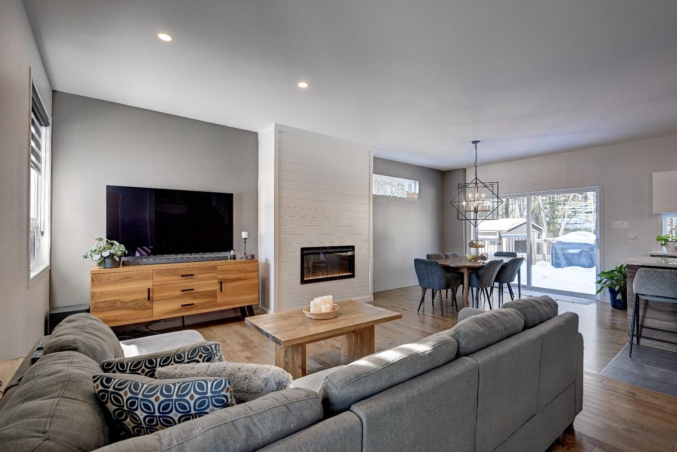 Salon - 1670 Rue Barott, Mascouche, QC - Indoor Photo Showing Living Room With Fireplace