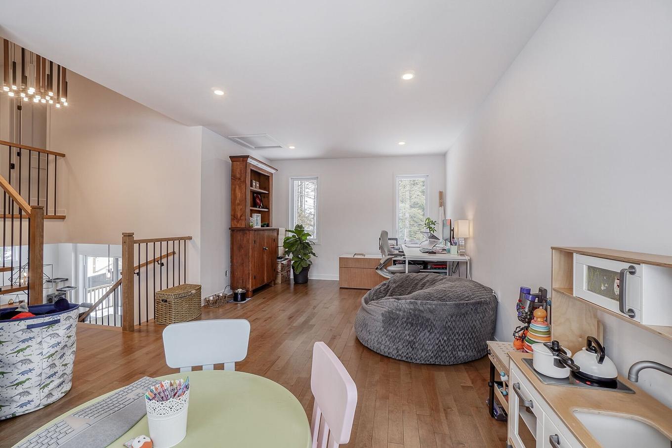 Salle familiale - 1670 Rue Barott, Mascouche, QC - Indoor Photo Showing Living Room