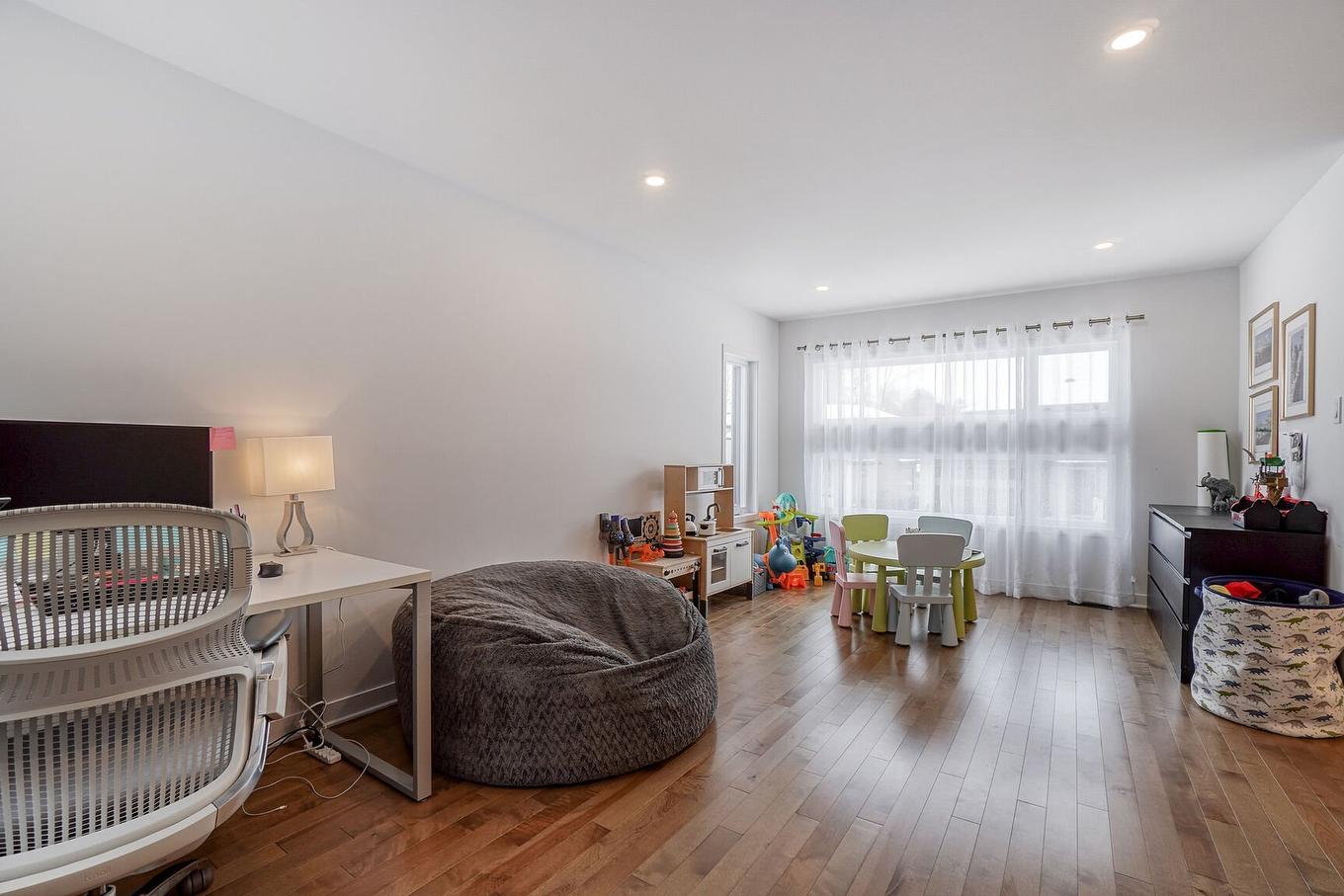 Salle familiale - 1670 Rue Barott, Mascouche, QC - Indoor