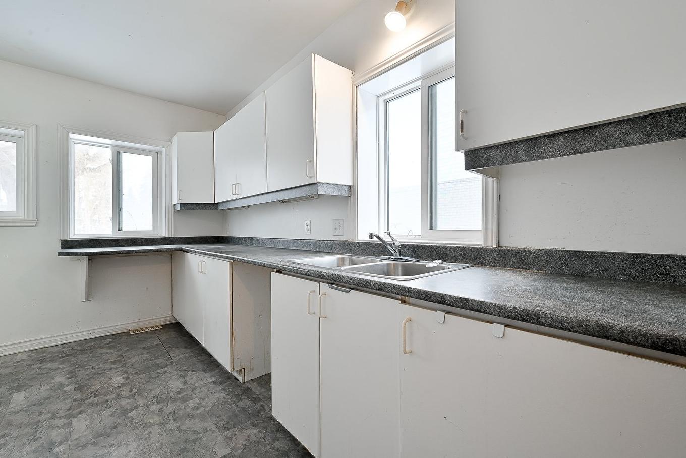 Kitchen - 27 Rue Allan, Longueuil (Greenfield Park), QC - Indoor Photo Showing Kitchen With Double Sink