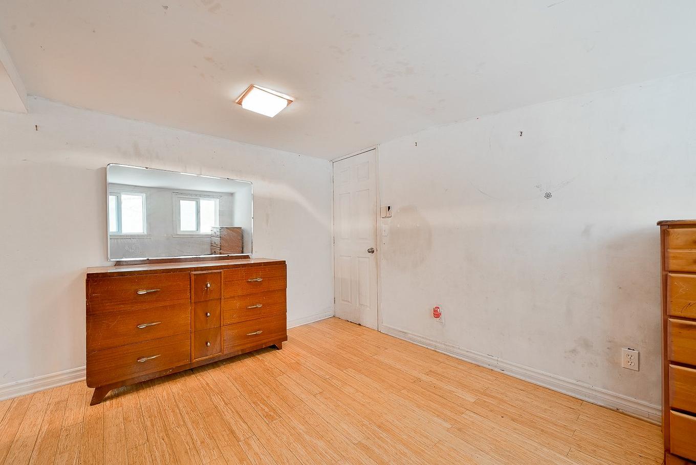 Primary bedroom - 27 Rue Allan, Longueuil (Greenfield Park), QC - Indoor Photo Showing Other Room