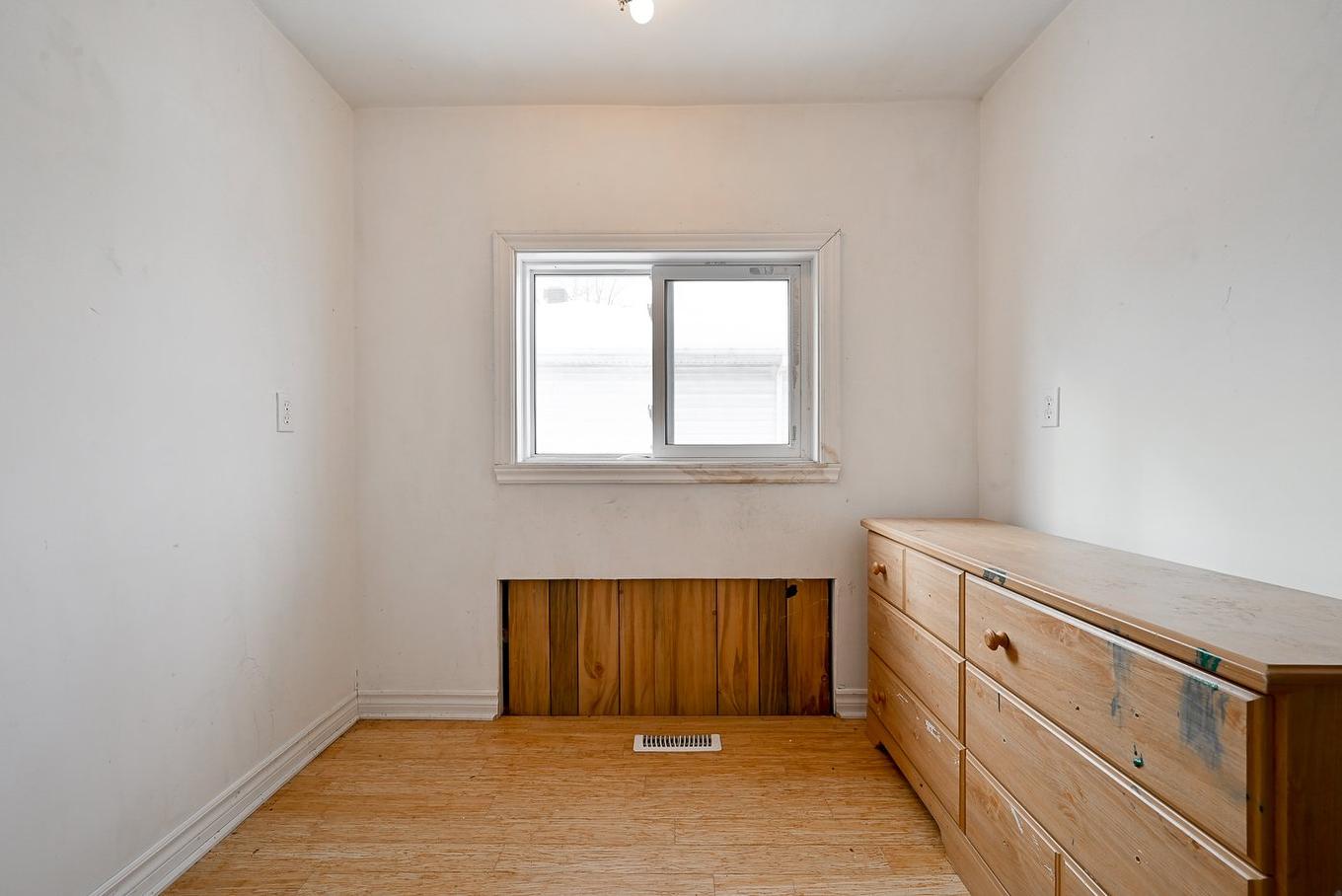 Walk-in closet - 27 Rue Allan, Longueuil (Greenfield Park), QC - Indoor Photo Showing Other Room