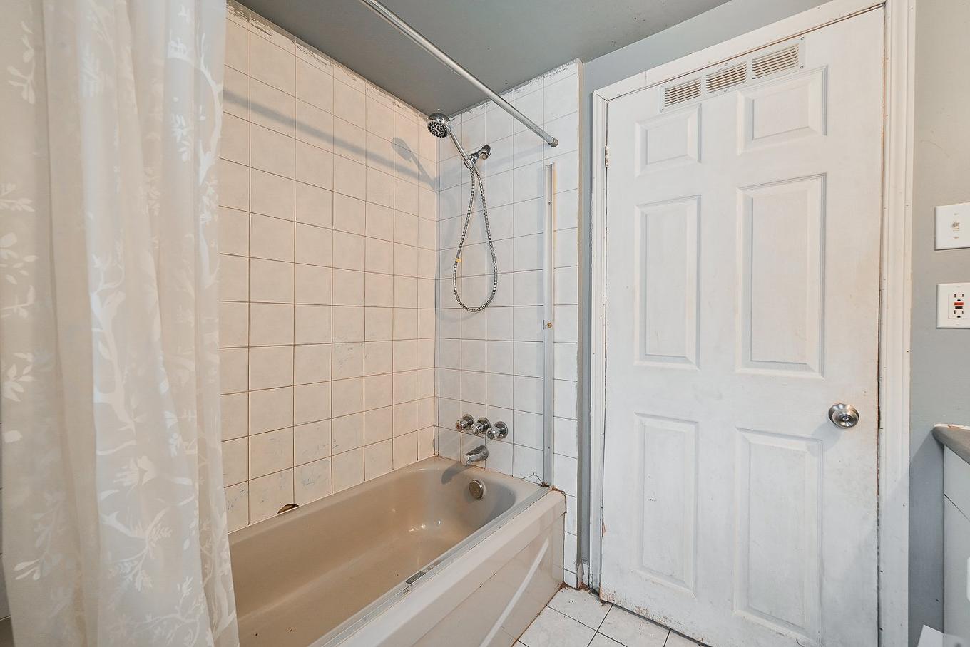 Bathroom - 27 Rue Allan, Longueuil (Greenfield Park), QC - Indoor Photo Showing Bathroom