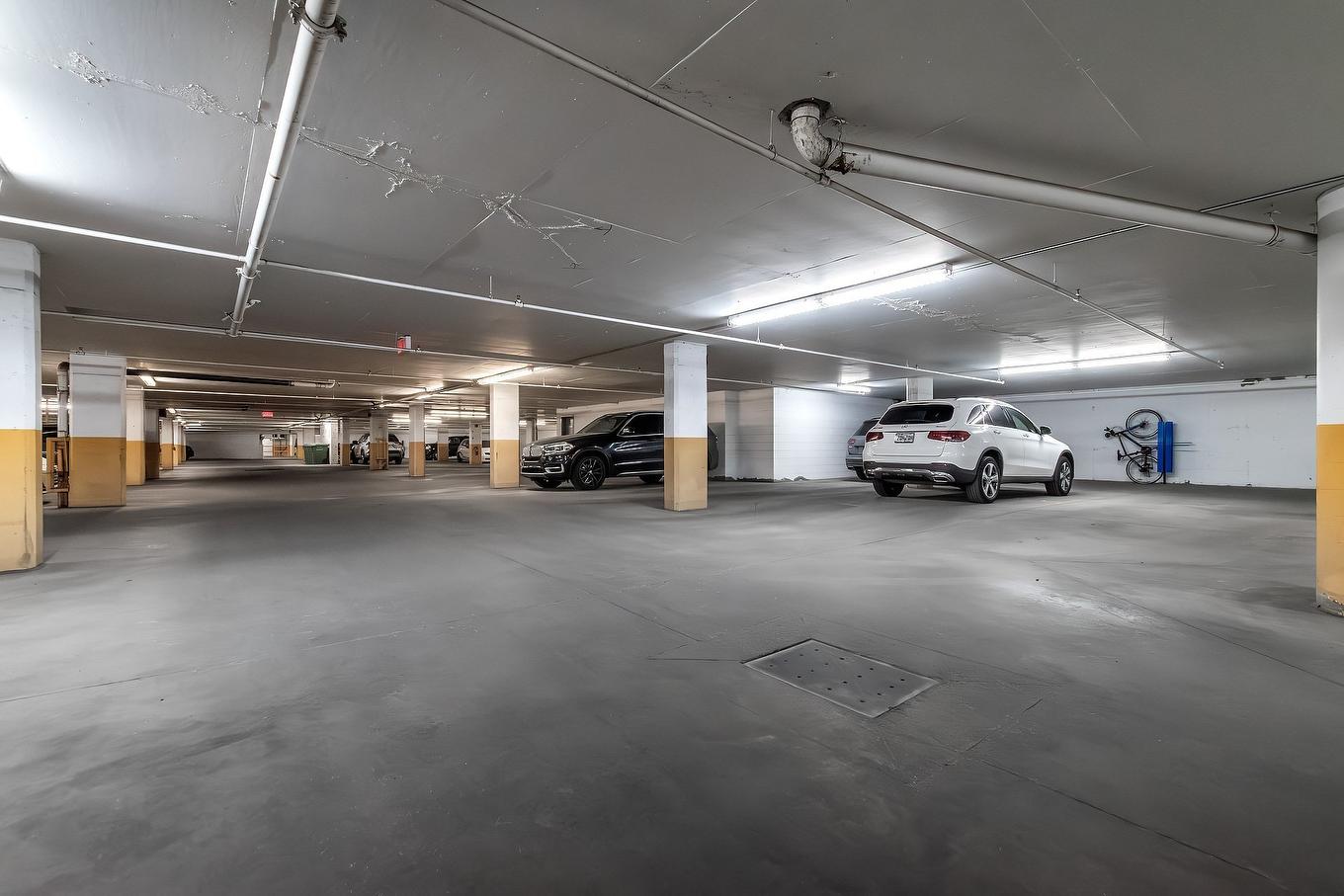 Garage - Ph1005-4293 Rue Jean-Talon O., Montréal (Côte-Des-Neiges/Notre-Dame-De-Grâce), QC - Indoor Photo Showing Garage