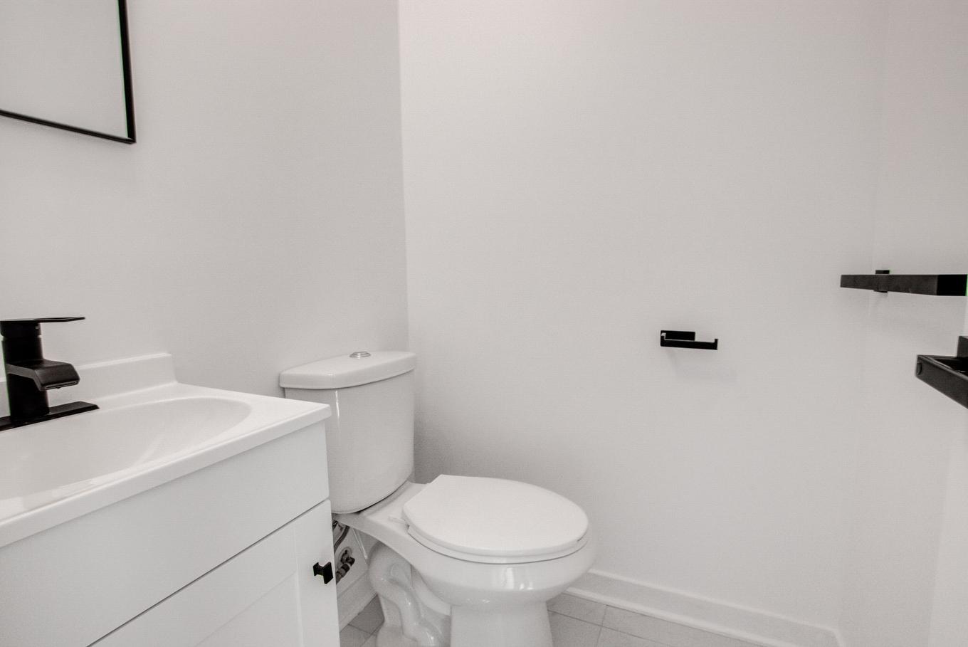 Powder room - 2899 Rue De Lyon, Longueuil (Le Vieux-Longueuil), QC - Indoor Photo Showing Bathroom