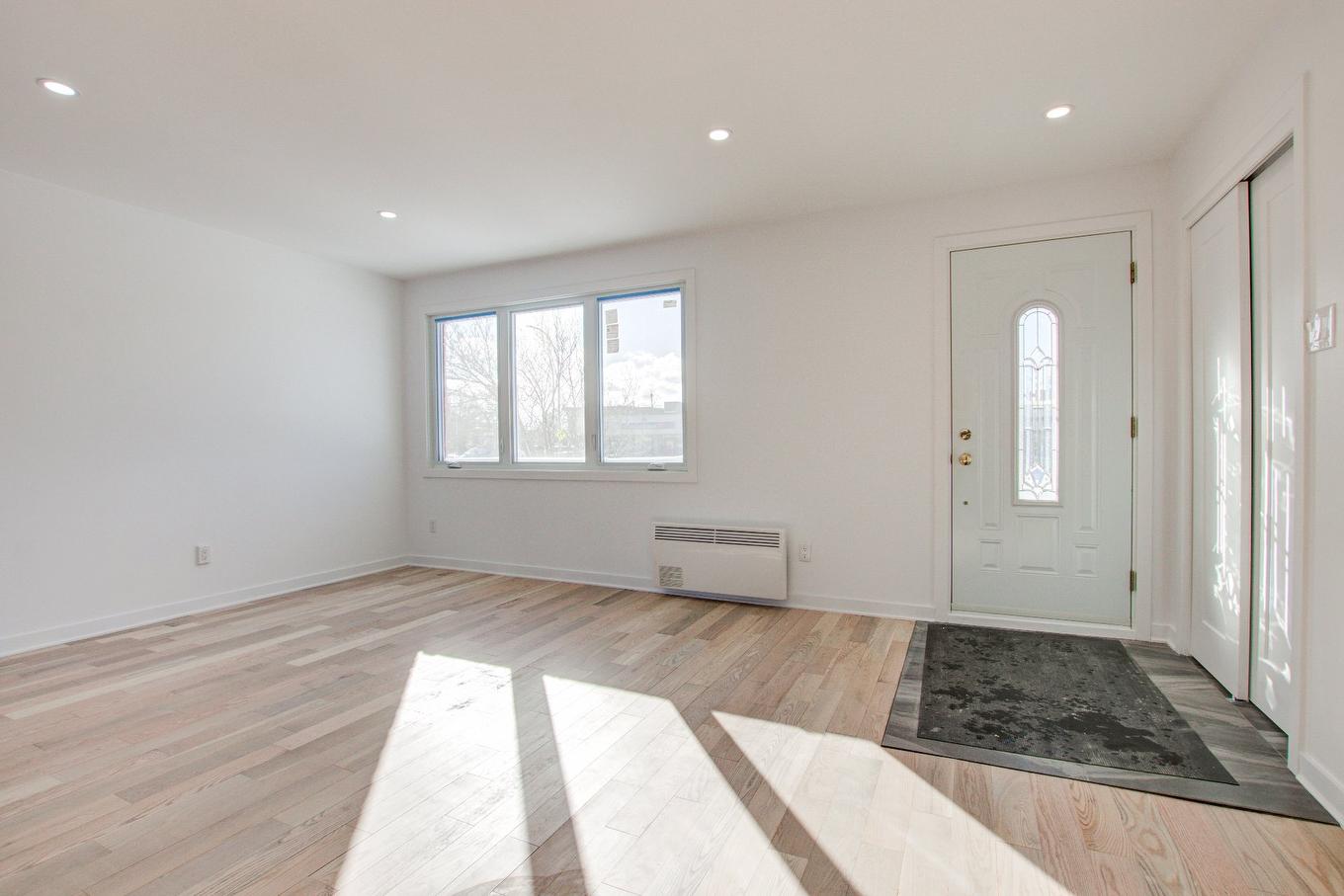 Living room - 2899 Rue De Lyon, Longueuil (Le Vieux-Longueuil), QC - Indoor Photo Showing Other Room