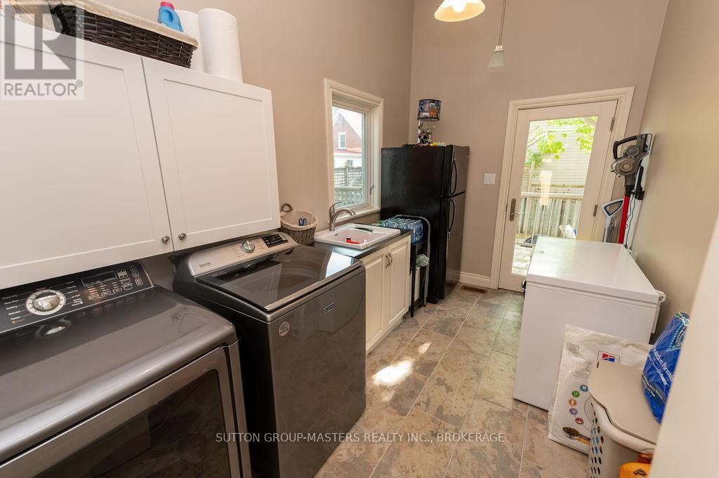 8 Spring Street, Westport, ON - Indoor Photo Showing Laundry Room