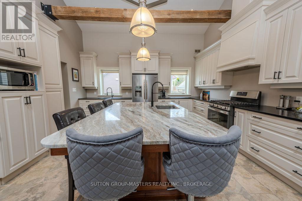 8 Spring Street, Westport, ON - Indoor