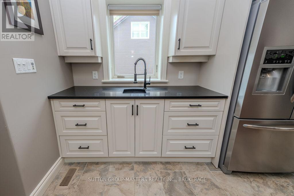8 Spring Street, Westport, ON - Indoor Photo Showing Kitchen