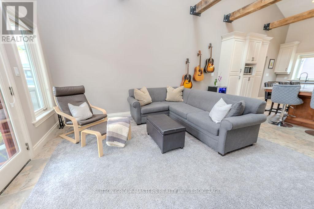 8 Spring Street, Westport, ON - Indoor Photo Showing Living Room