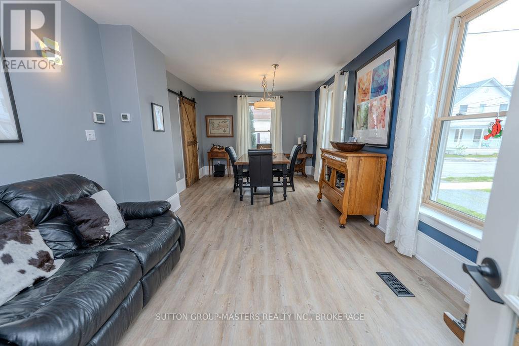 8 Spring Street, Westport, ON - Indoor Photo Showing Living Room
