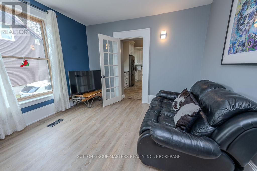 8 Spring Street, Westport, ON - Indoor