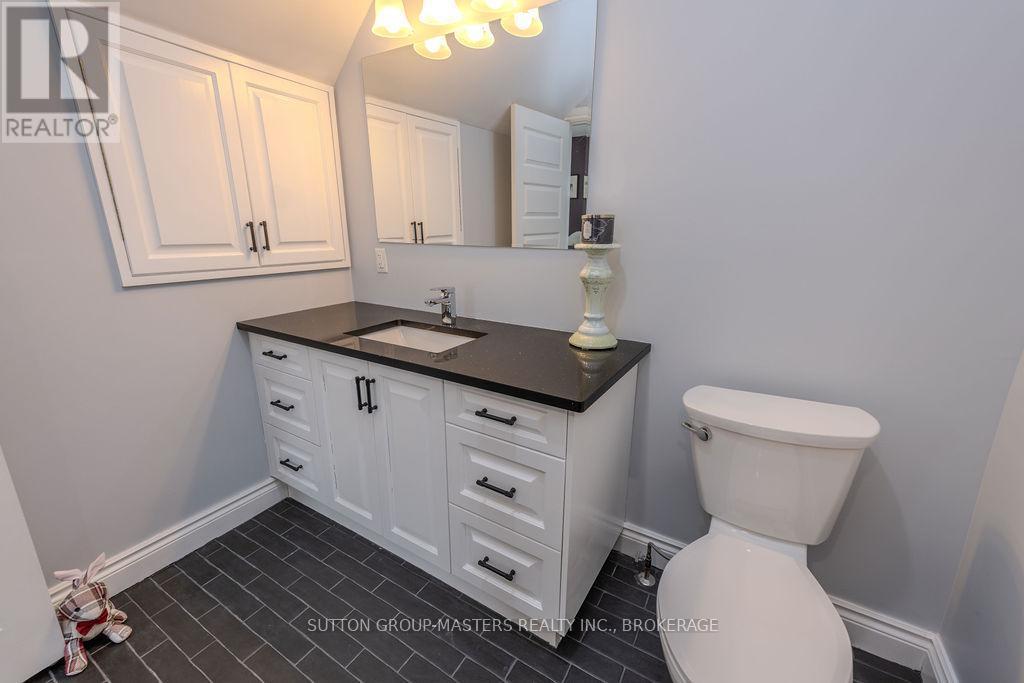 8 Spring Street, Westport, ON - Indoor Photo Showing Bathroom