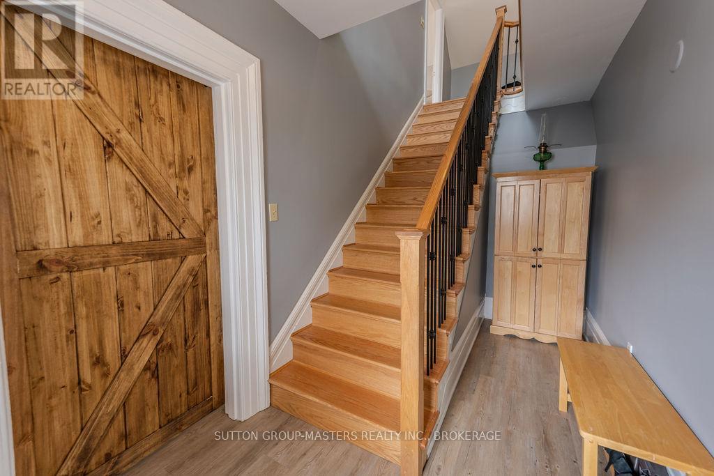 8 Spring Street, Westport, ON - Indoor Photo Showing Other Room