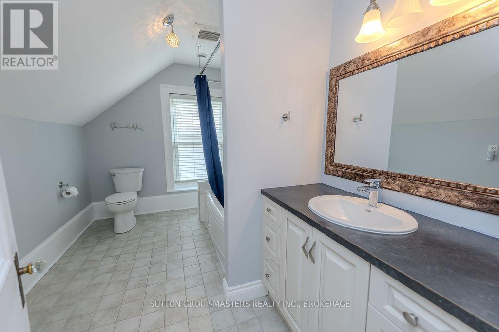 8 Spring Street, Westport, ON - Indoor Photo Showing Bathroom