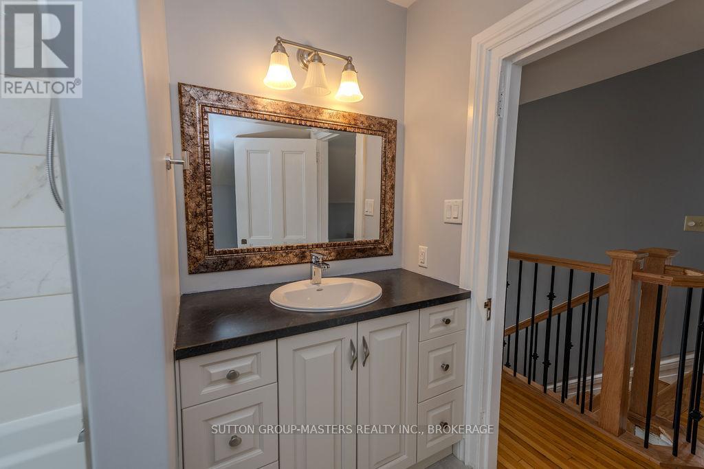 8 Spring Street, Westport, ON - Indoor Photo Showing Bathroom