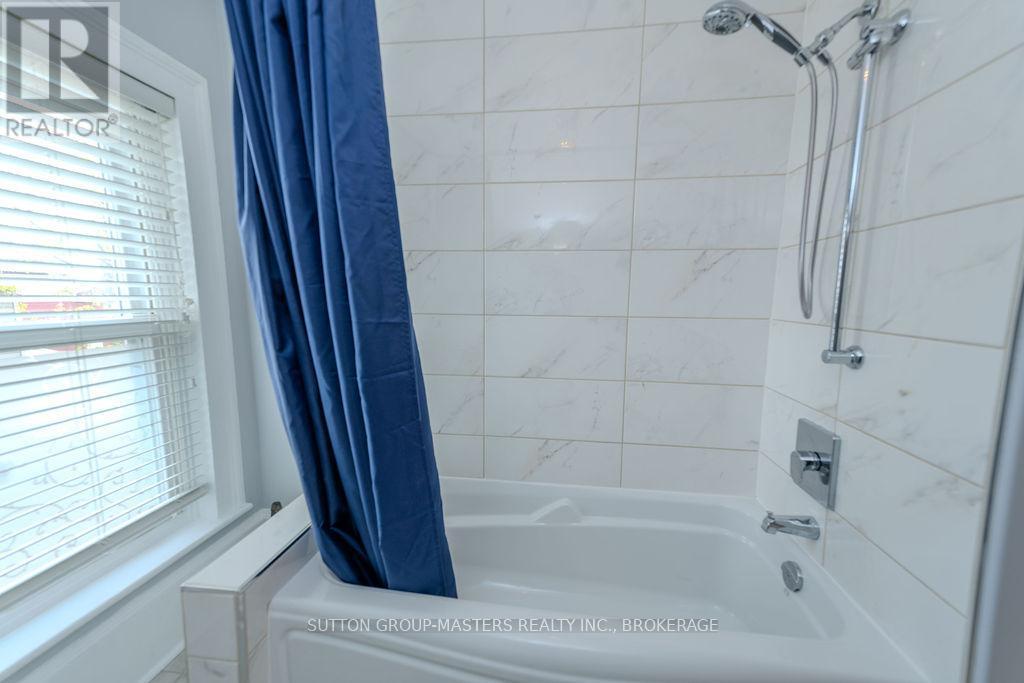 8 Spring Street, Westport, ON - Indoor Photo Showing Bathroom