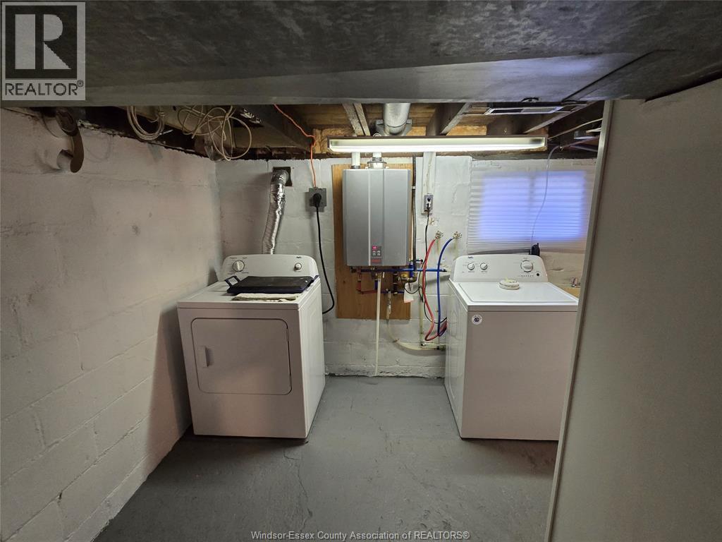 1046 Elsmere, Windsor, ON - Indoor Photo Showing Laundry Room