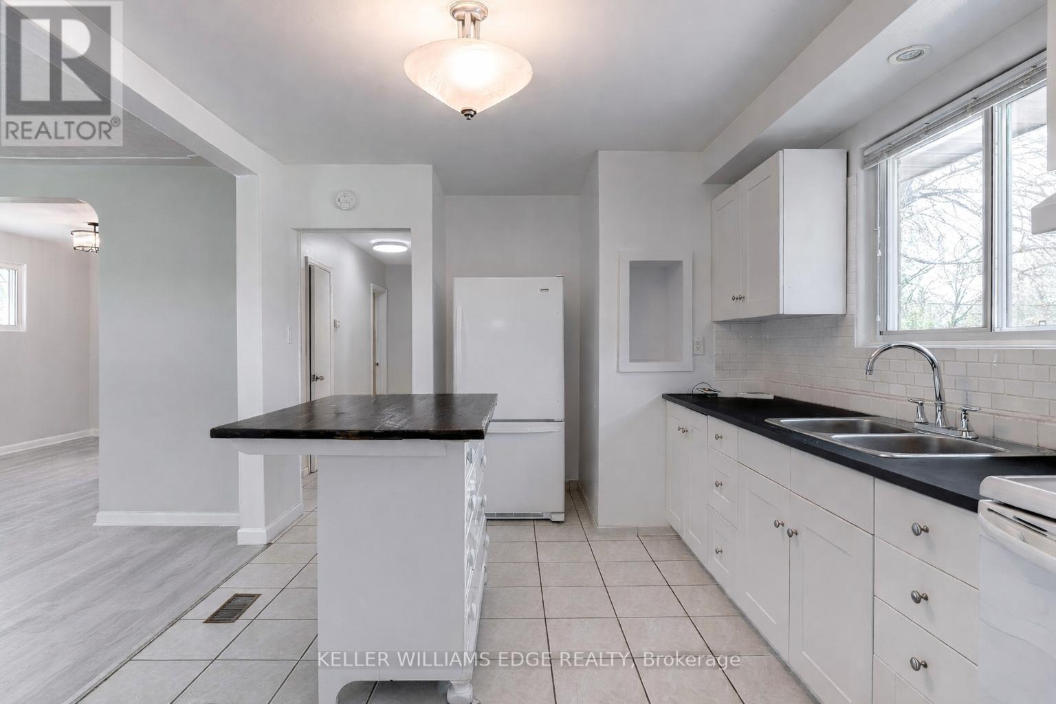 164 West 19Th Street, Hamilton, ON - Indoor Photo Showing Kitchen With Double Sink