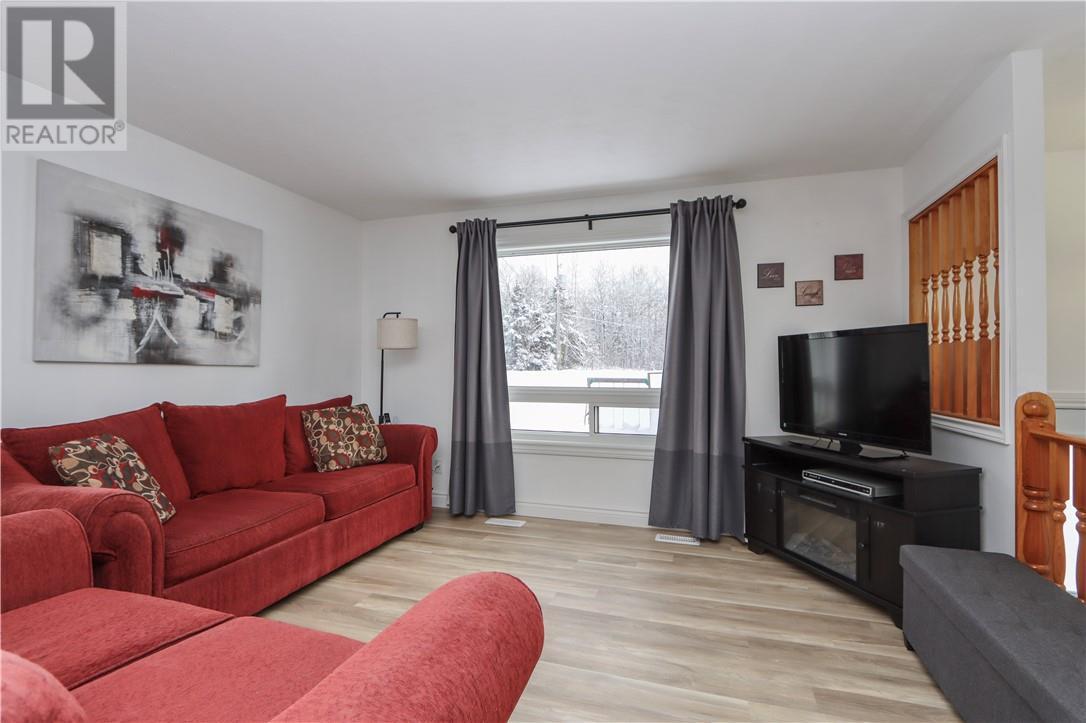 903 Rabbit Trail, Warren, ON - Indoor Photo Showing Living Room