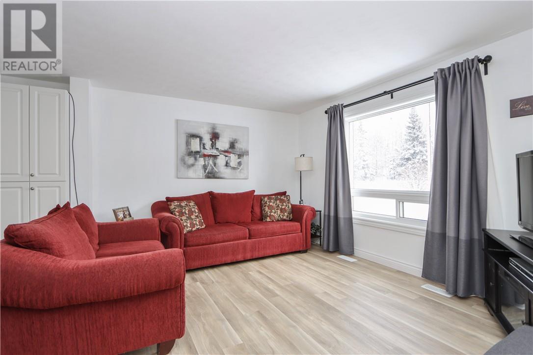 903 Rabbit Trail, Warren, ON - Indoor Photo Showing Living Room