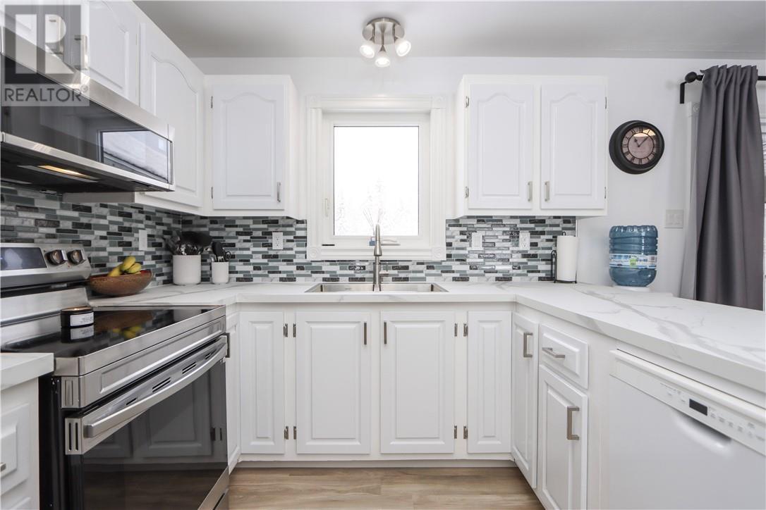 903 Rabbit Trail, Warren, ON - Indoor Photo Showing Kitchen