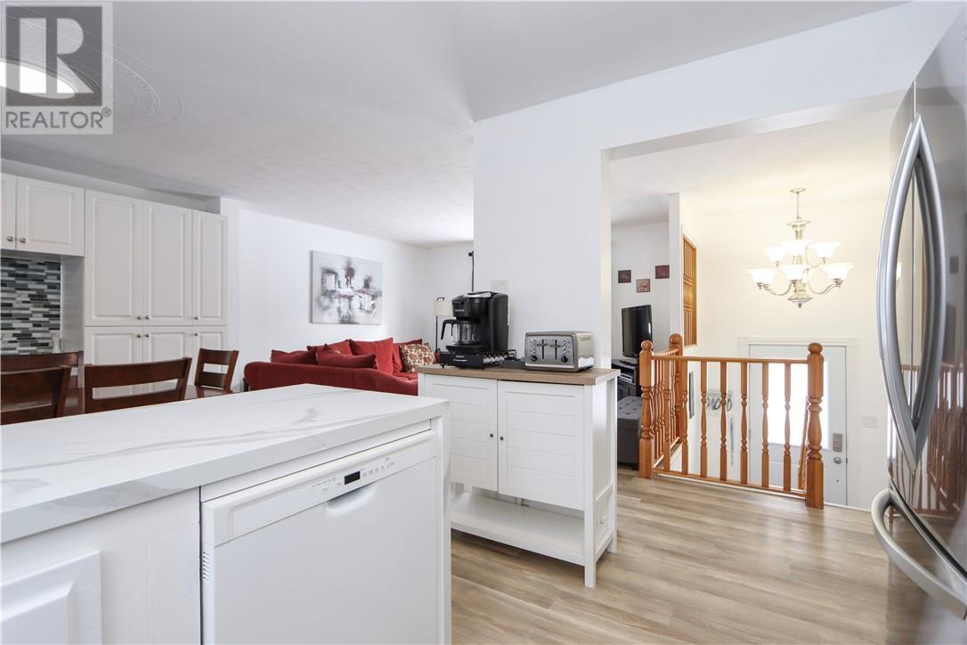 903 Rabbit Trail, Warren, ON - Indoor Photo Showing Kitchen