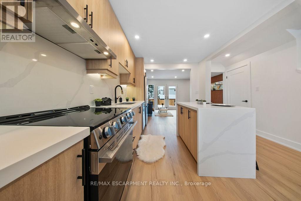 151 East 21St Street, Hamilton, ON - Indoor Photo Showing Kitchen With Upgraded Kitchen
