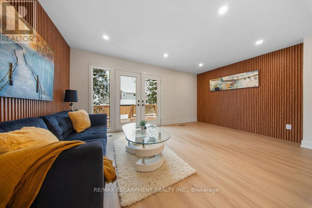 151 East 21St Street, Hamilton, ON - Indoor Photo Showing Living Room