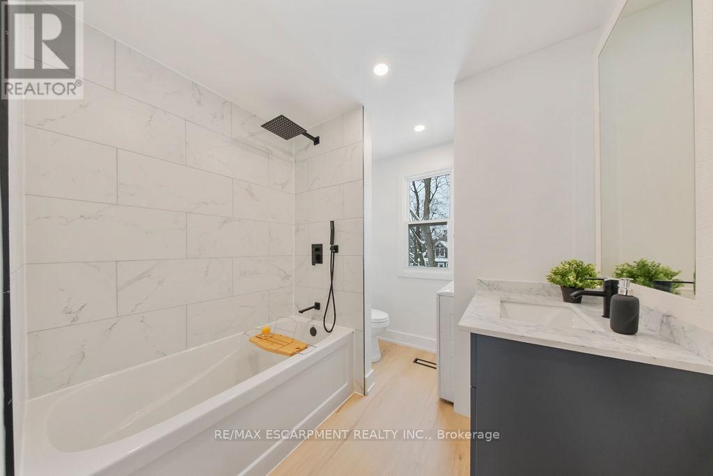 151 East 21St Street, Hamilton, ON - Indoor Photo Showing Bathroom