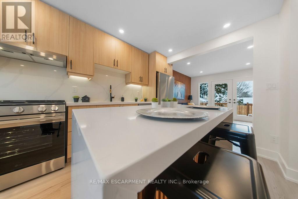 151 East 21St Street, Hamilton, ON - Indoor Photo Showing Kitchen With Upgraded Kitchen