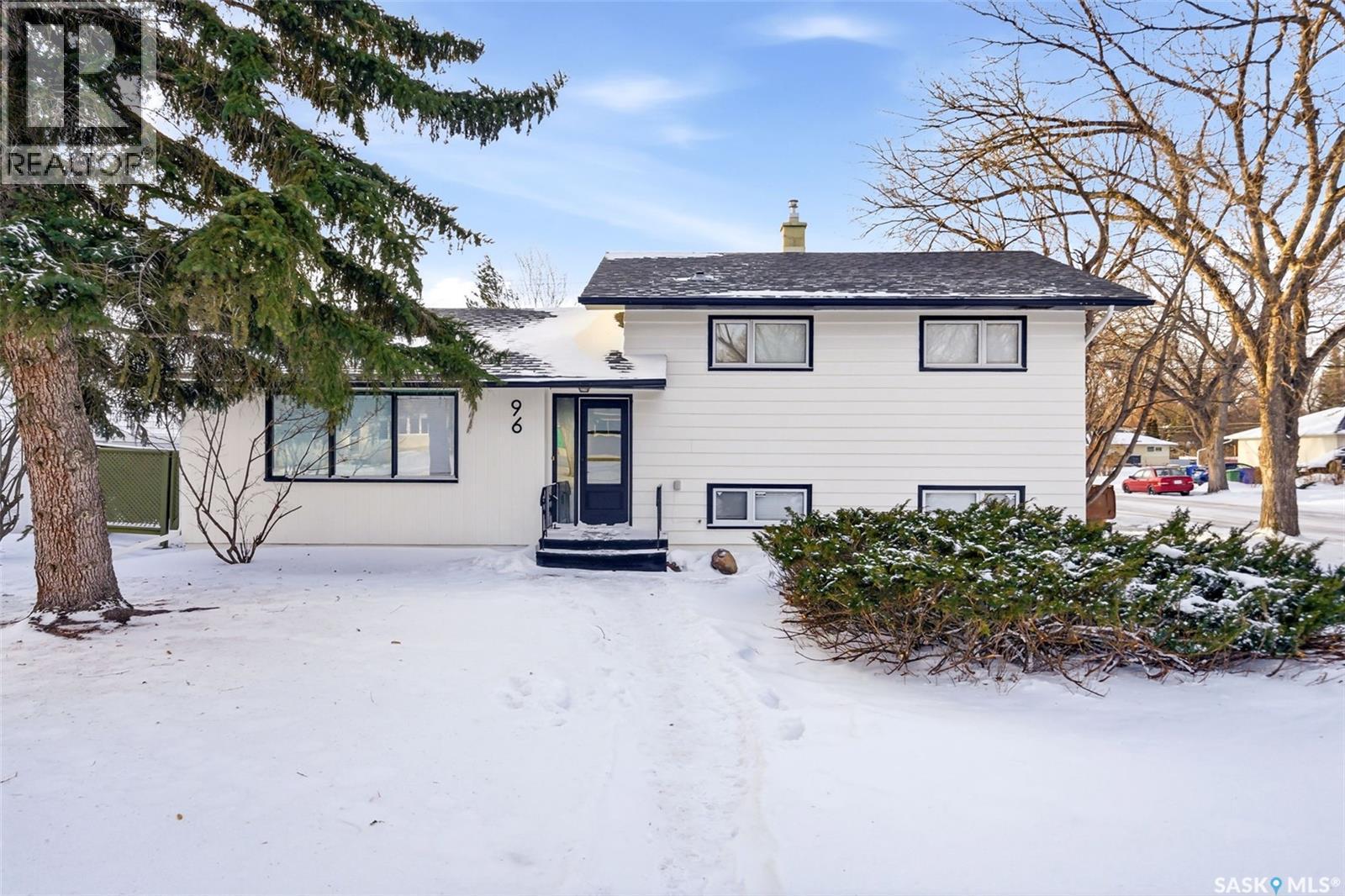 96 Bobolink Bay, Regina, SK - Outdoor