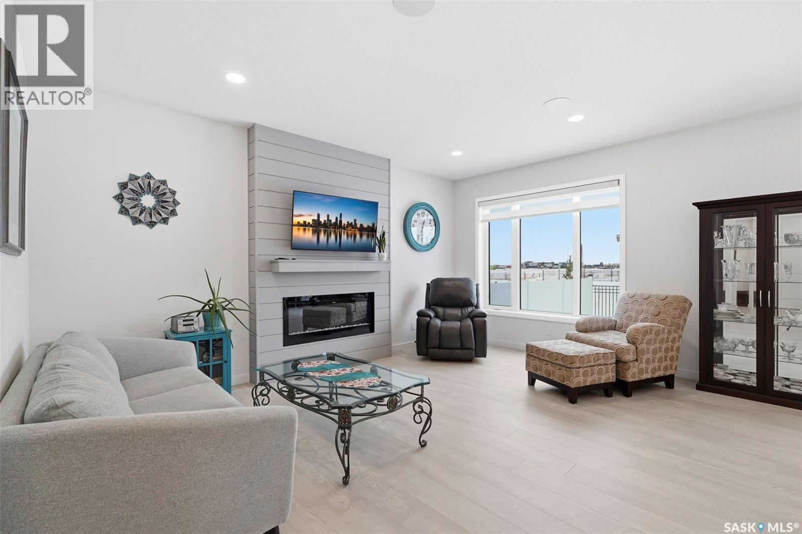 112 Forsey Avenue, Saskatoon, SK - Indoor Photo Showing Living Room With Fireplace