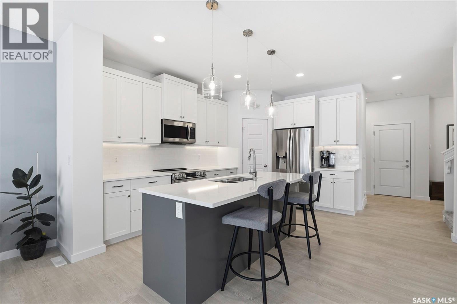 112 Forsey Avenue, Saskatoon, SK - Indoor Photo Showing Kitchen With Stainless Steel Kitchen With Upgraded Kitchen