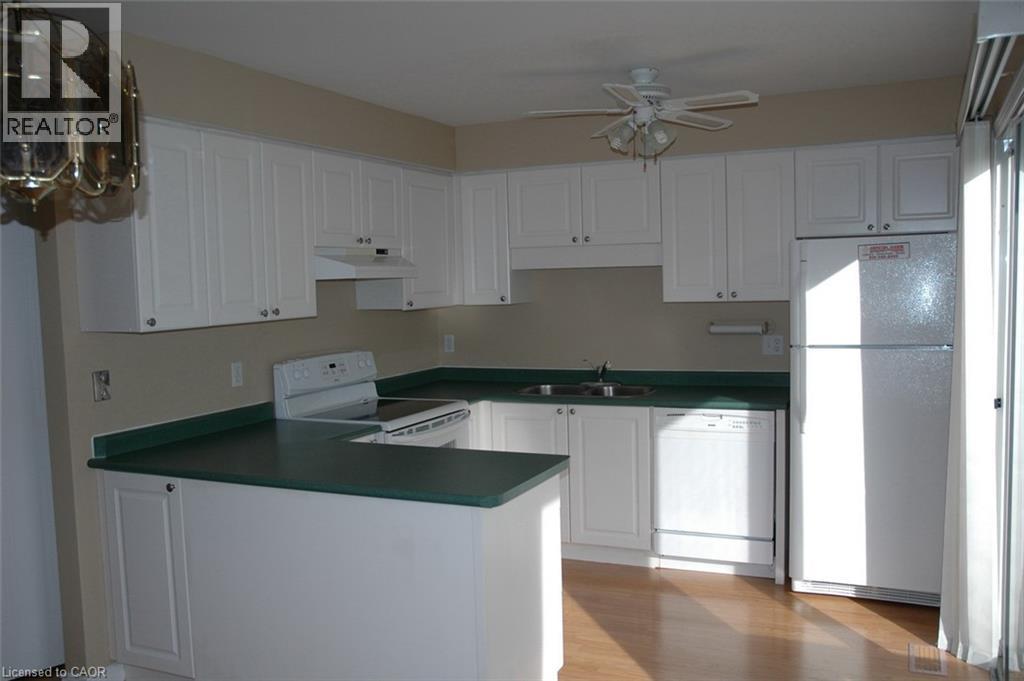157 Shadow Wood Court, Waterloo, ON - Indoor Photo Showing Kitchen